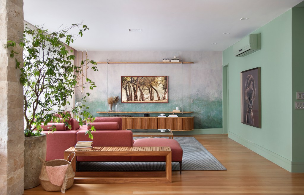 Papel de parede com efeito degradê envelhecido é destaque em área social