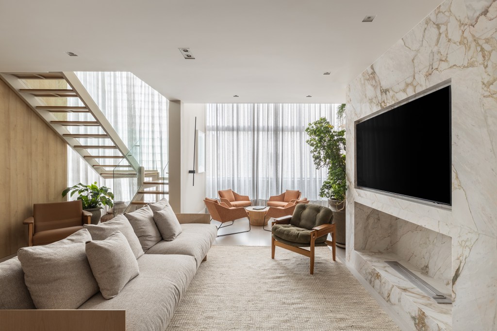 Com pé-direito duplo, apê de 285 m² ganha novo quarto em reforma