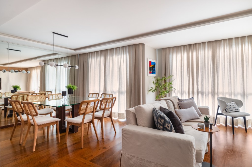 Reforma para casal de aposentados nivela piso e integra ambientes de apê