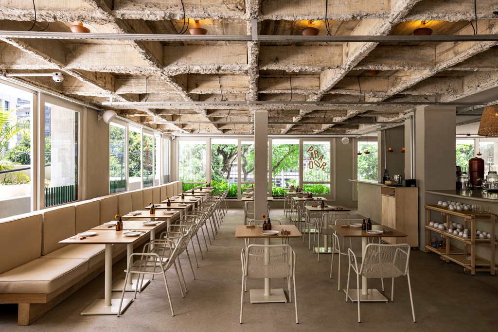 retrofit-predio-centro-sp-vence-monocle-design-awards-metro-arquitetos-credito-fran-parente (10) Retrofit de prédio no centro de SP vence Monocle Design Awards 2024. Projeto de Metro Arquitetos. Na foto, restaurante com teto com laje aparente.