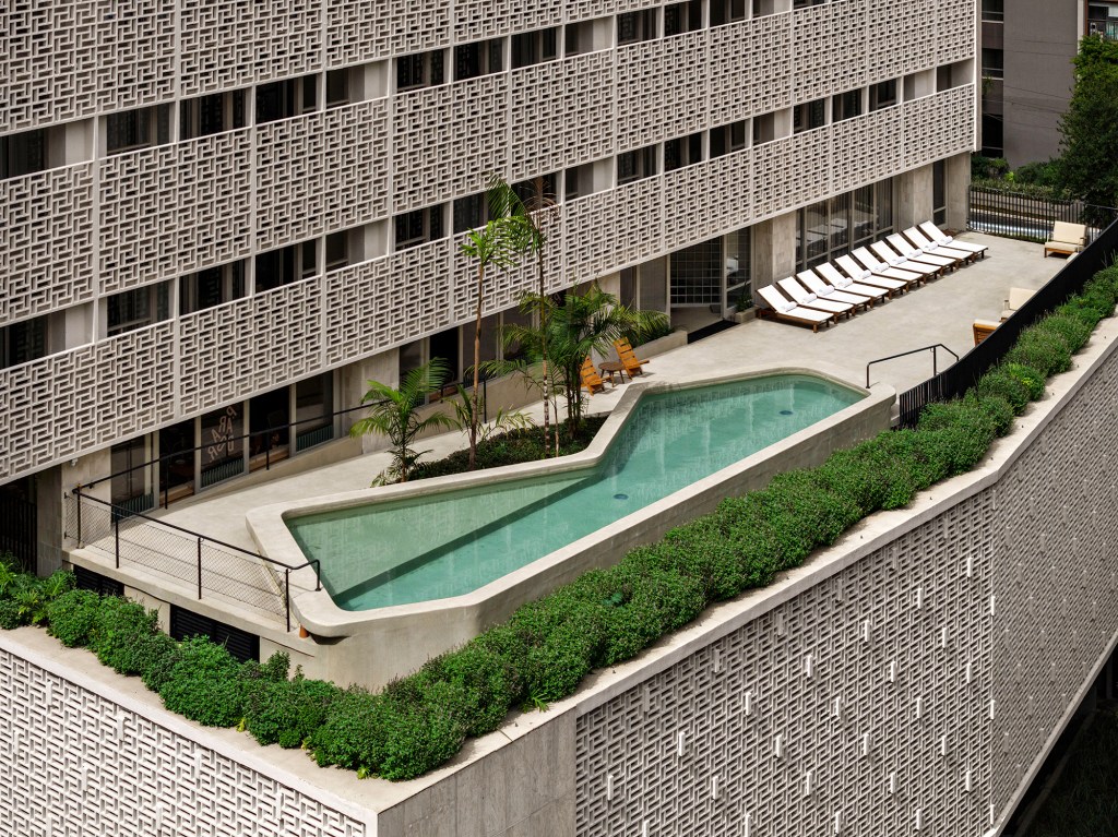 retrofit-predio-centro-sp-vence-monocle-design-awards-metro-arquitetos-credito-fran-parente (4) Retrofit de prédio no centro de SP vence Monocle Design Awards 2024. Projeto de Metro Arquitetos. Na foto, foto da fachada com paisagismo.