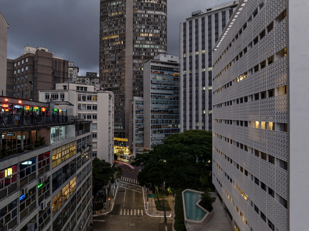 Retrofit de prédio no centro de SP vence Monocle Design Awards 2024. Projeto de Metro Arquitetos. Na foto, fachada do prédio com cobogós.