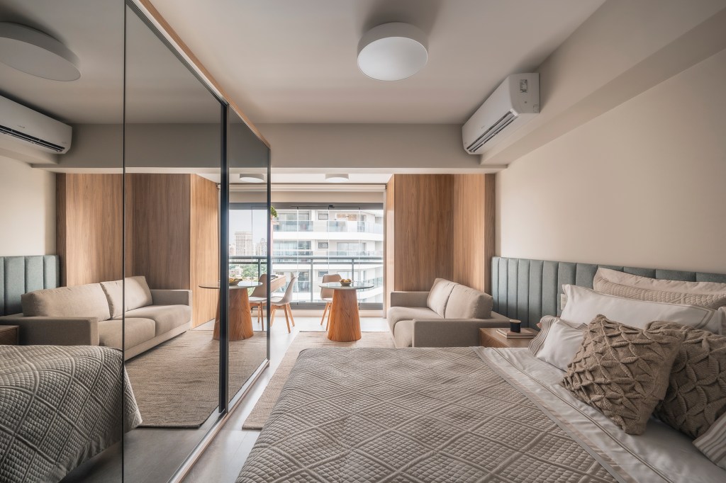 Varanda envidraçada otimiza a área de apartamento de apenas 24 m²