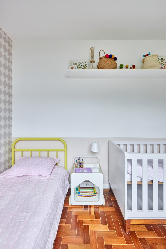 Vigas de concreto aparente emolduram área social de apê de 98 m². Projeto de Hugo Rapizo. Na foto, quarto infantil, cama de solteiro, berço.