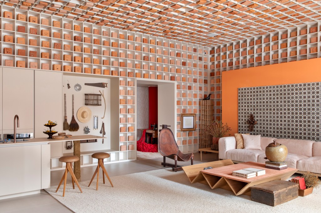 Casa honra memórias com uma cozinha contemporânea e uma caipira. Projeto de Gabriel Fernandes para CASACOR SP 2024. Casa Veredas.