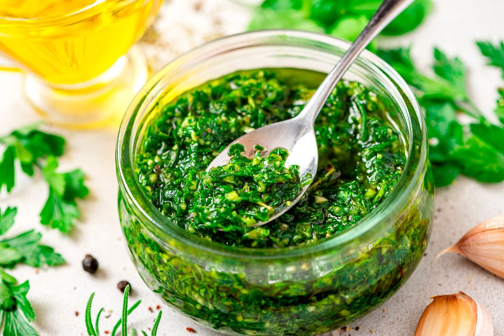 Molho chimichurri caseiro para salada