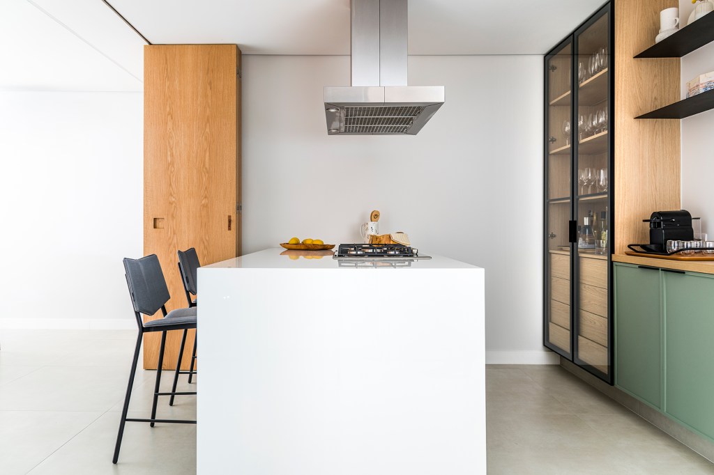 dois-escritorios-ampla-area-receber-caracterizam-ape-175-m2-juliana-casadei-credito-renato-navarro (16) Dois escritórios e ampla área de receber caracterizam apê de 175 m². Projeto de Juliana Casadei. Na foto, cozinha com ilha, marcenaria verde e banquetas.