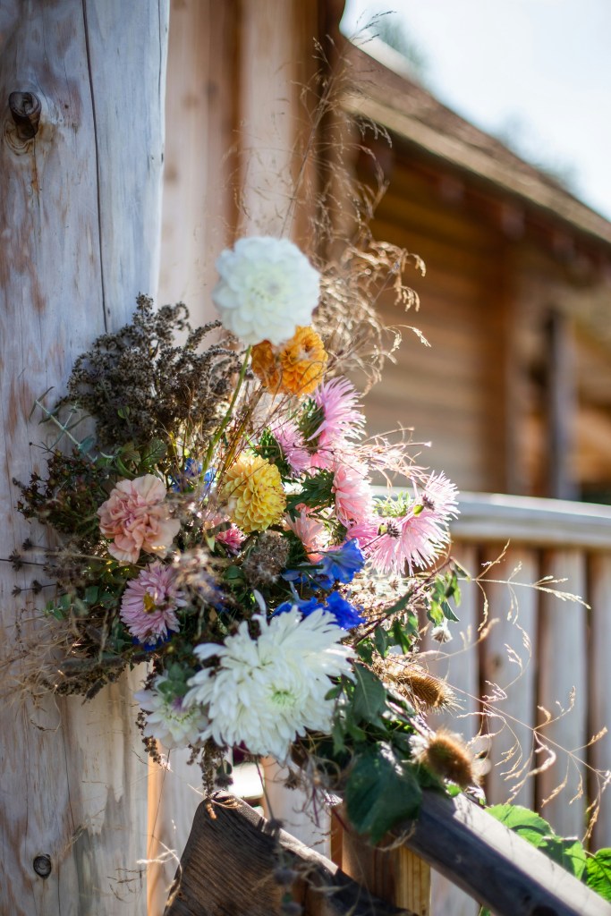 Flores de outono: espécies para um arranjo Boho combinando com a estação. Na foto, buquê.