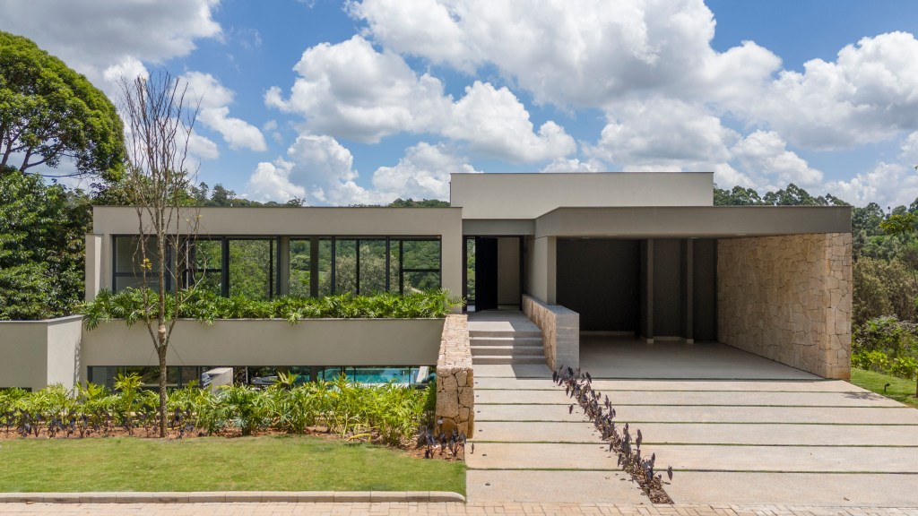 Inspirada no Japão, casa de 524 m² tira proveito da declividade do terreno