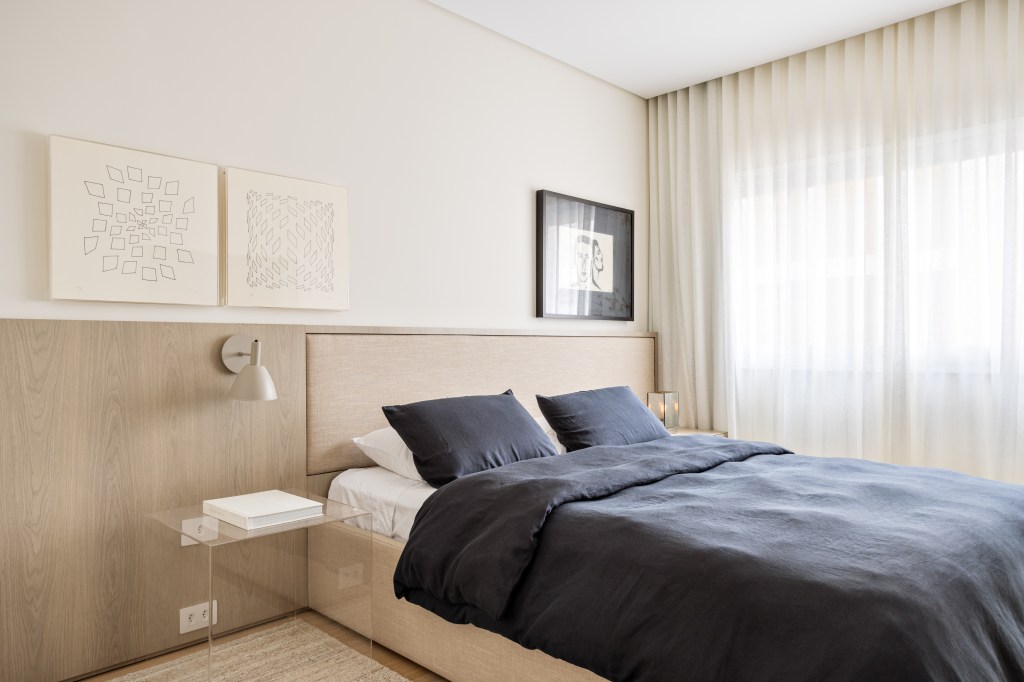 Marcenaria setoriza e decora apartamento de 156 m². Projeto de Alexandre Dal Fabbro. Na foto, quarto de casal com cabeceira e quadros.