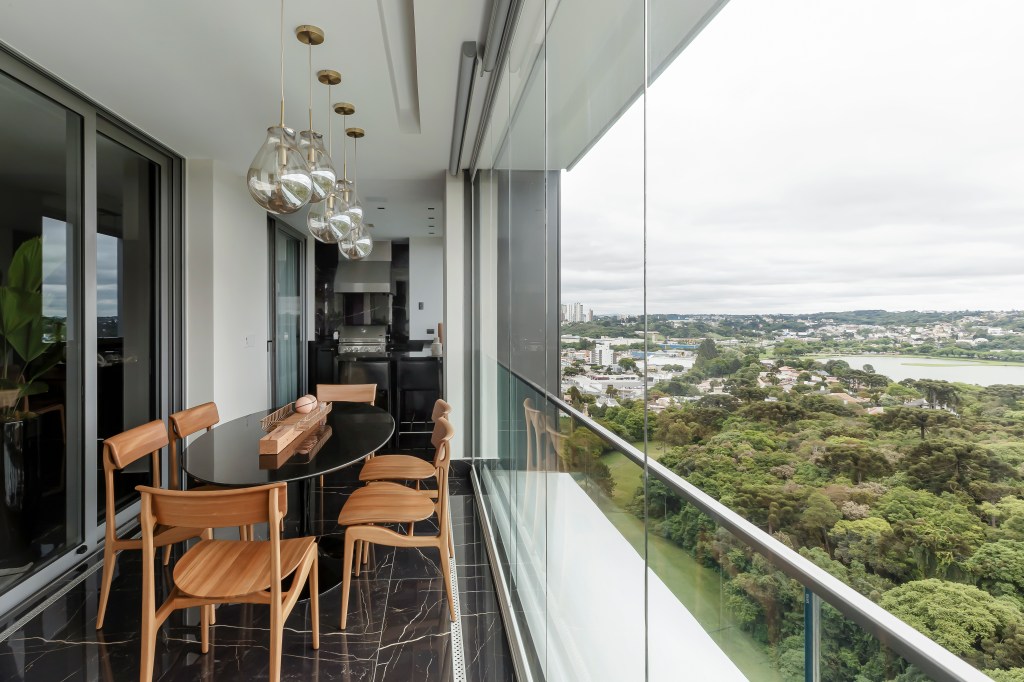 Móveis soltos e paleta sóbria deixam apê de 190 m² atemporal e elegante