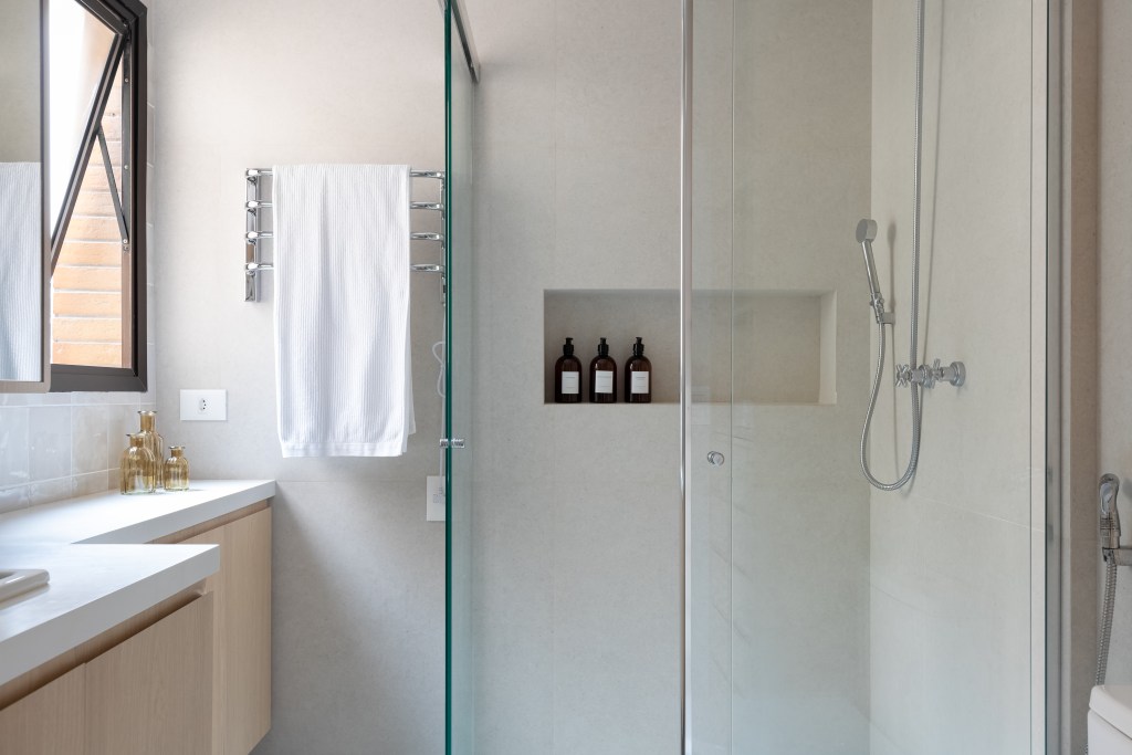 Vidro incolor x vidro reflexivo: qual a melhor opção para seu banheiro