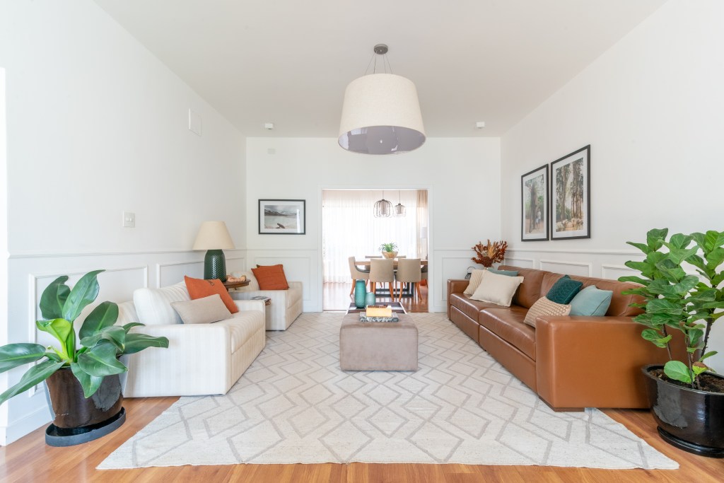 Reforma em casa alugada cria cozinha externa e sala com boiseries