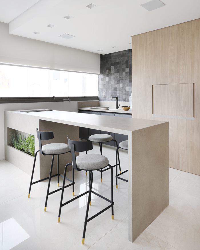 reforma-cria-tres-suites-lindas-area-gourmet-na-varanda-carolina-gava-08 Reforma em apê cria três suítes lindas e área gourmet na varanda. Projeto de Carolina Gava. Na foto, bancada, banquetas cinza.