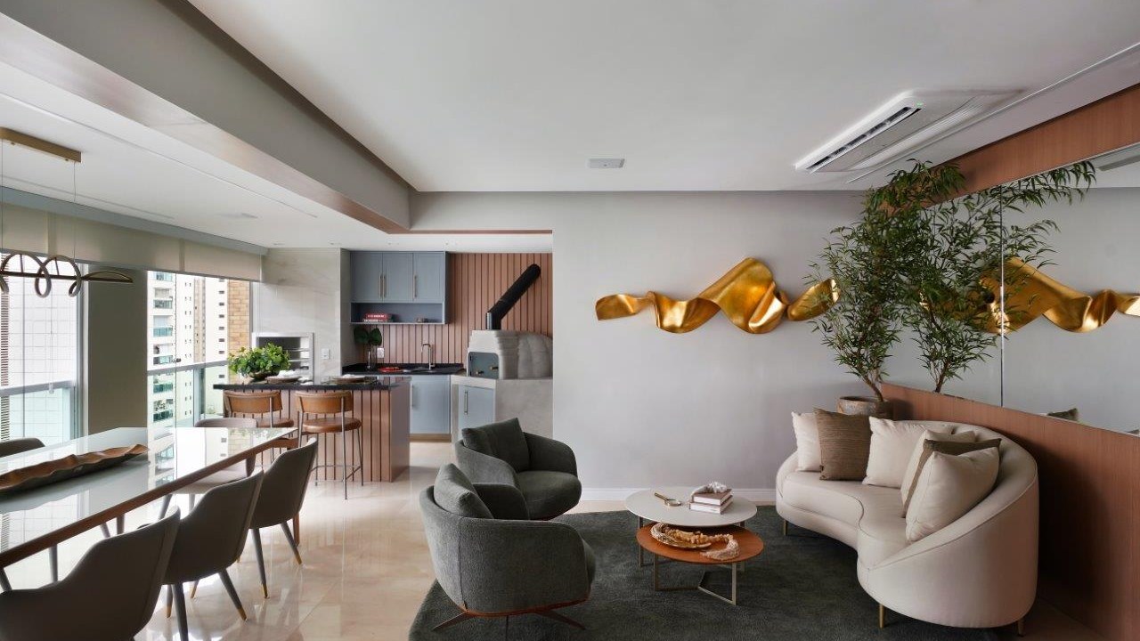 Apartamento antigo de 160 m² recebe reforma com design moderno. Projeto de Marcela Rocca. Na foto, sala de estar e varanda integradas