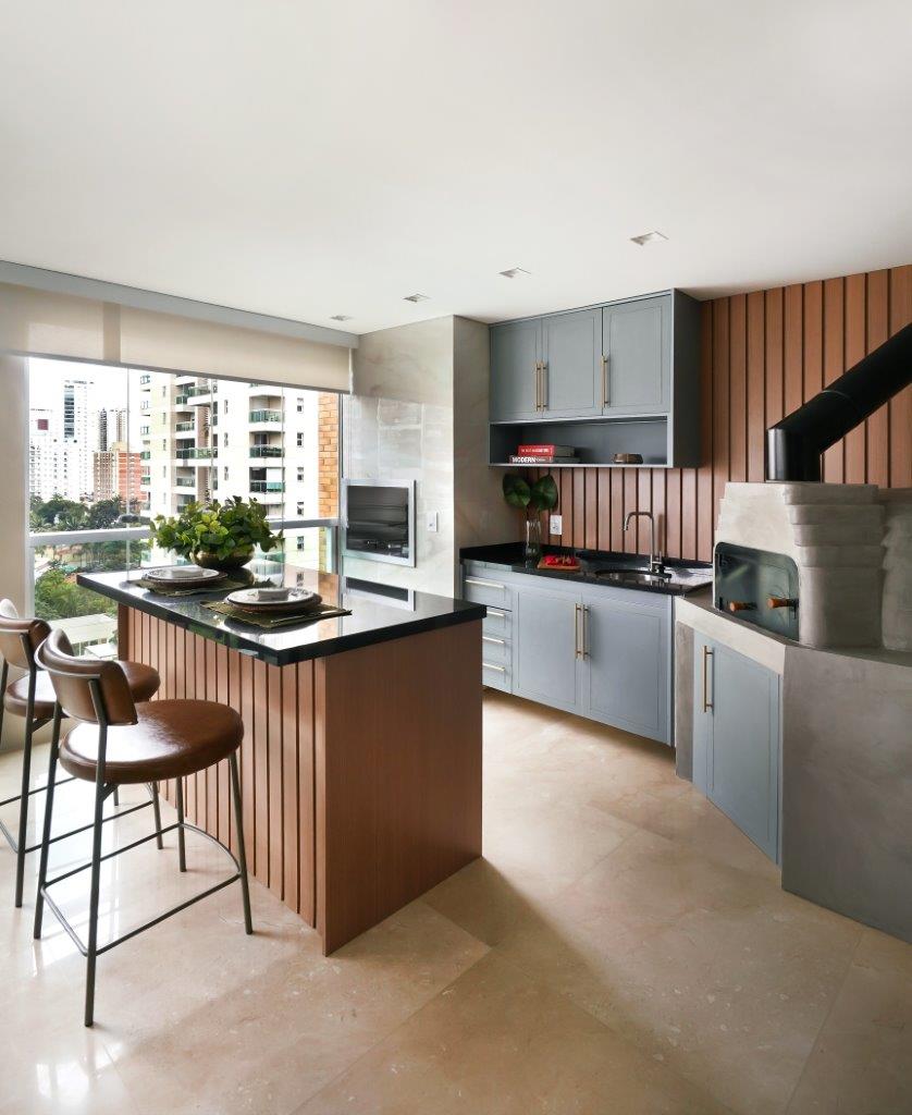 Apartamento-antigo-de-160-m2-recebe-reforma-com-design-moderno-06-churrasqueira Apartamento antigo de 160 m² recebe reforma com design moderno. Projeto de Marcela Rocca. Na foto, varanda gourmet com churrasqueira e forno de pizza