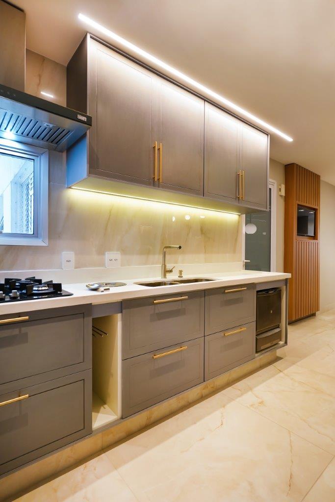 Apartamento-antigo-de-160-m2-recebe-reforma-com-design-moderno-12-cozinha Apartamento antigo de 160 m² recebe reforma com design moderno. Projeto de Marcela Rocca. Na foto, cozinha com detalhes em tons escuros