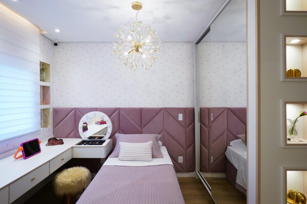 Apartamento-antigo-de-160-m2-recebe-reforma-com-design-moderno-13-quarto-rosa Apartamento antigo de 160 m² recebe reforma com design moderno. Projeto de Marcela Rocca. Na foto, quarto rosa infantil