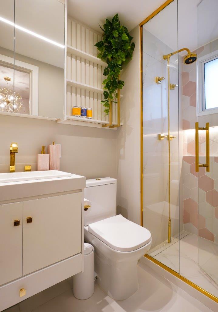 Apartamento-antigo-de-160-m2-recebe-reforma-com-design-moderno-15-banheiro-rosa Apartamento antigo de 160 m² recebe reforma com design moderno. Projeto de Marcela Rocca. Na foto, banheiro com tons de rosa