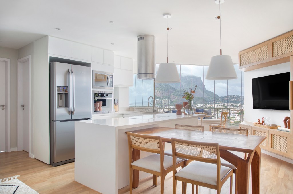 Apê de 90 m² tem cozinha com marcenaria em laca branca e toques praianos