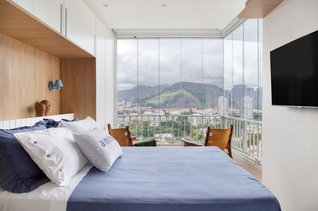 Apartamento-de-90-m2-apresenta-design-com-toques-praianos-15-quarto Apartamento de 90 m² apresenta design com toques praianos. Projeto do escritório Memoá Arquitetos. Na foto, sofá e poltrona em tons Apartamento de 90 m² apresenta design com toques praianos. Projeto do escritório Memoá Arquitetos. Na foto, quarto com detalhes em azul