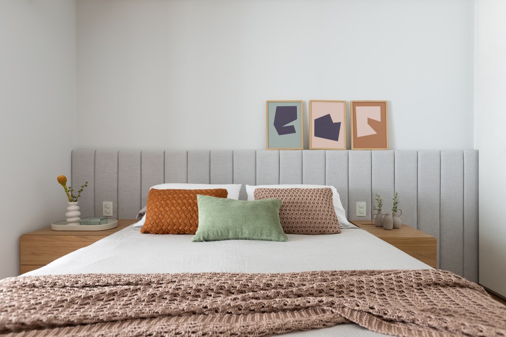 Aconchego e praticidade: apartamento de 126m² possui porcelanato acinzentado neutro e vinílico. Projeto do Estúdio Bena. Na foto, suíte com tons alegres