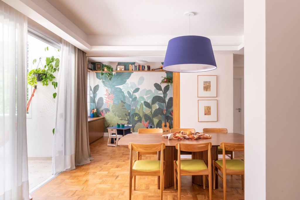 Apartamento térreo ganha brinquedoteca com papel de parede tropical