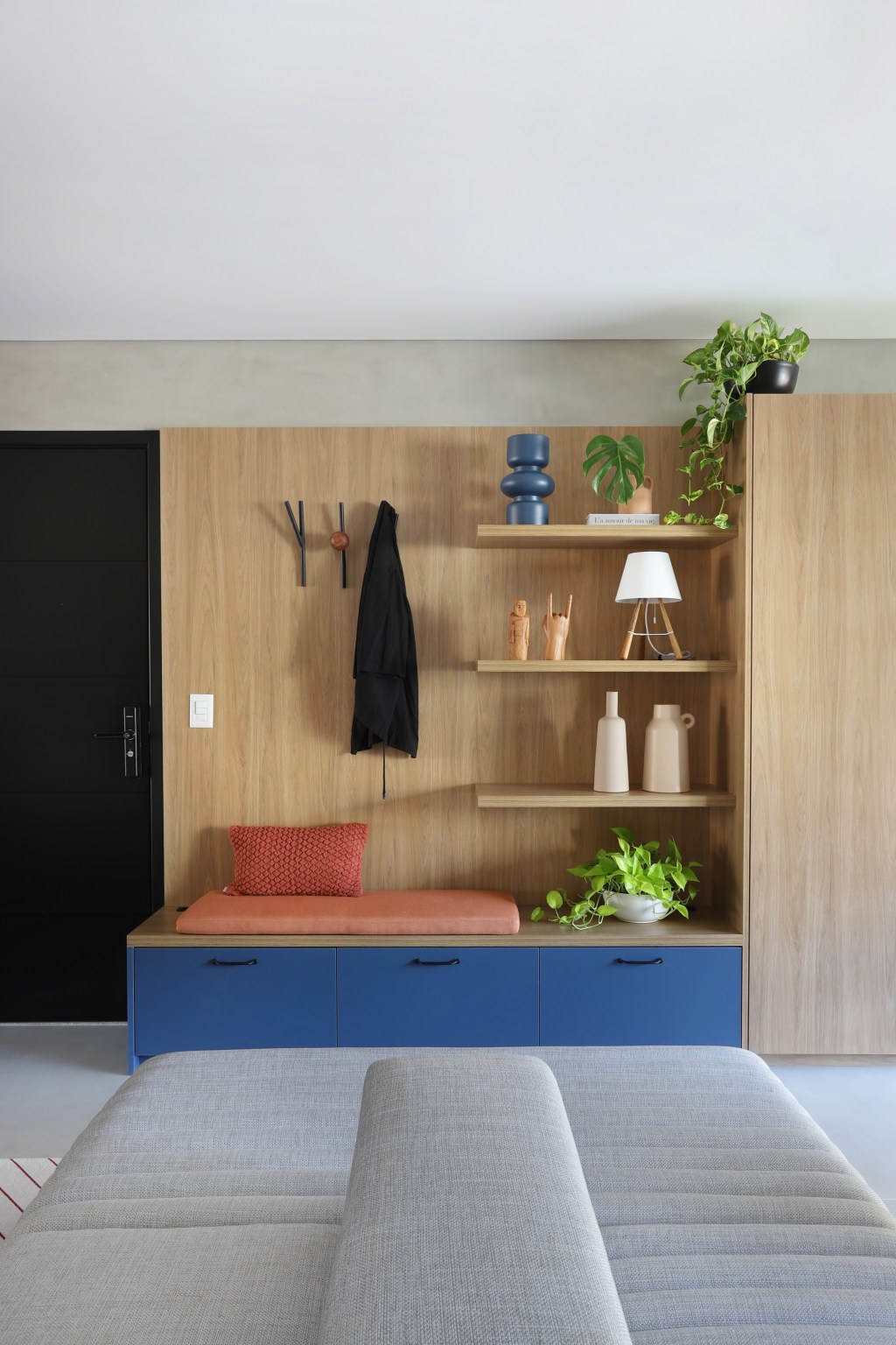 Apê de 68 m² tem espaço para chapelaria e painel com portas mimetizadas