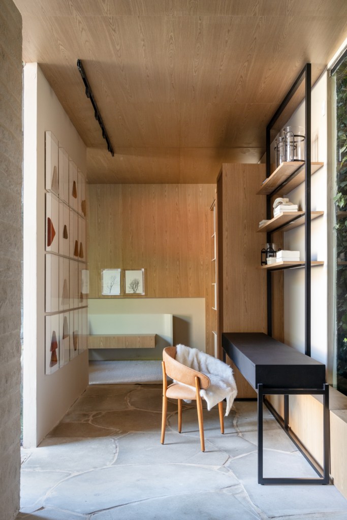 cabana-telhado-duas-aguas-decor-escandinavo-lareira-casa-refugio-griff-arquitetura-casacorpr-04 Cabana com telhado de duas águas tem décor escandinavo e lareira. Projeto de GRIFF Arquitetura para a CASACOR Paraná 2024. Na foto, quarto, aparador preto.