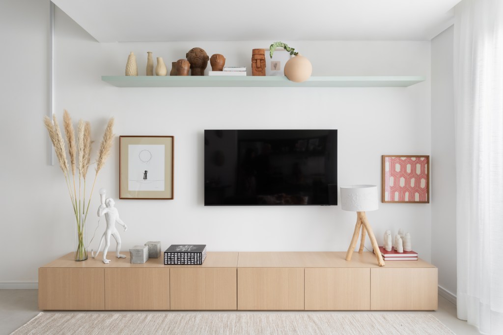 Cobertura de 90 m² com home office no mezanino tem muito artesanato