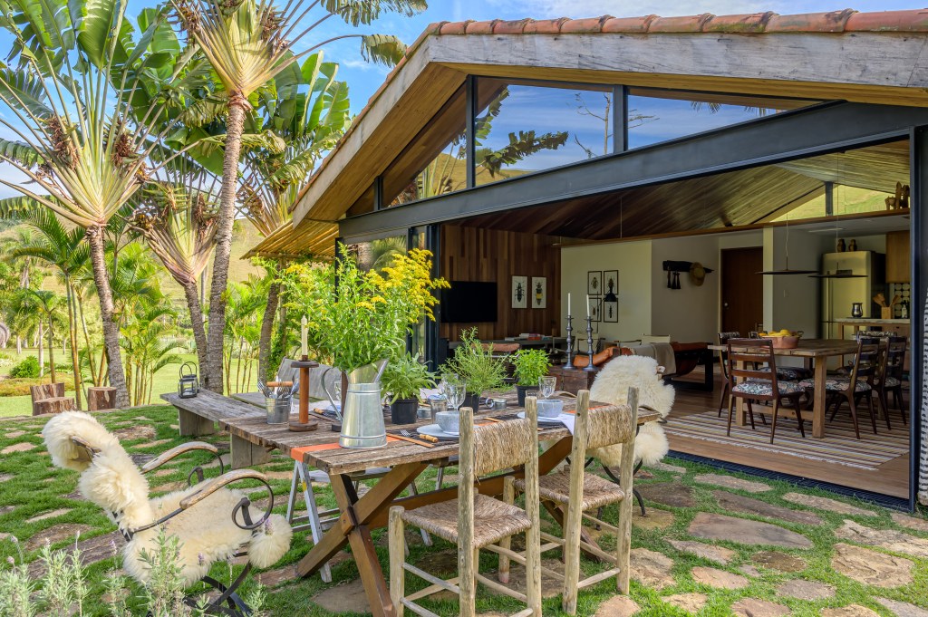 Depósito vira linda cabana no lago de 100 m², com duas suítes e varanda