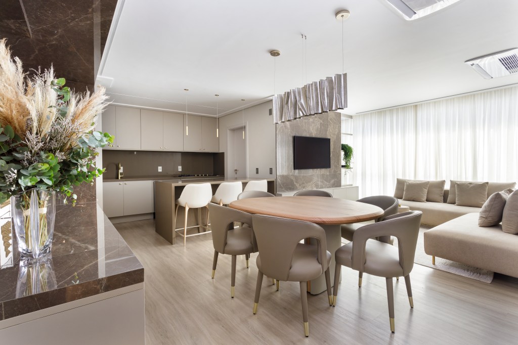 Elegância: apê surpreende com porcelanato marmorizado, dourado e vinílico
