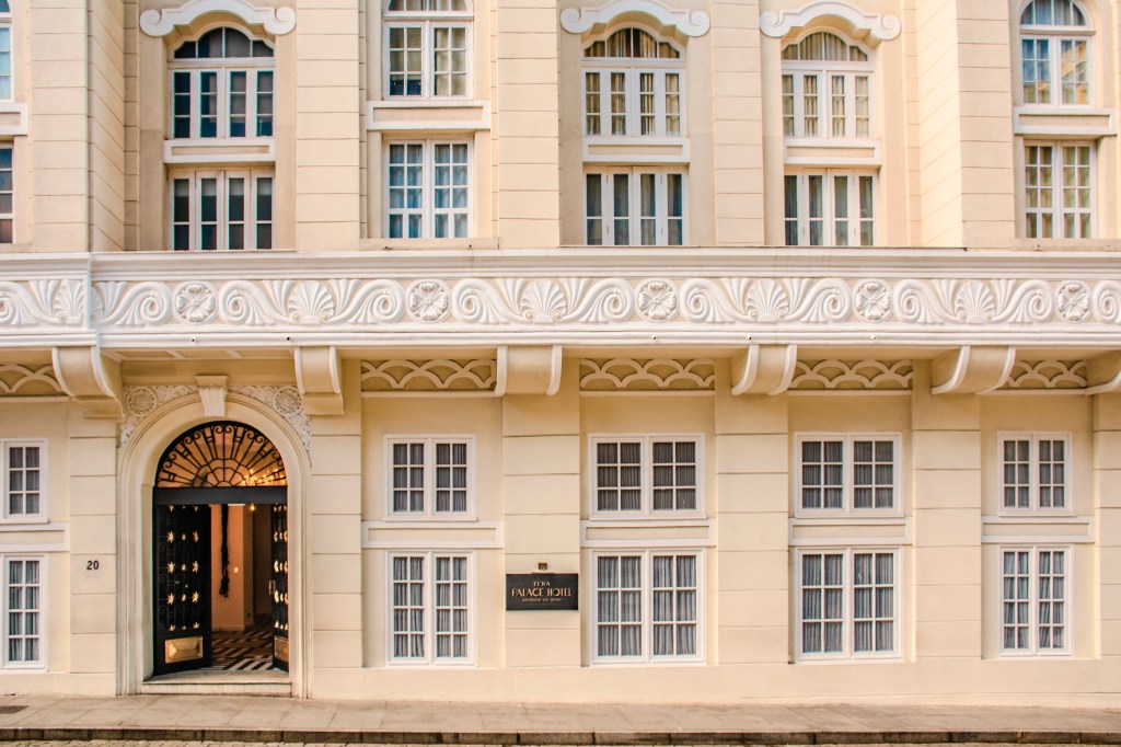 Fera Palace, hotel de luxo do Nordeste, comemora 90 anos. Projeto do escritório Spol Architects. Na foto, entrada do hotel vista de fora