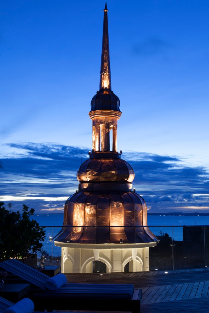 Fera Palace, hotel de luxo do Nordeste, comemora 90 anos. Projeto do escritório Spol Architects. Na foto, hotel visto de fora no fim da tarde