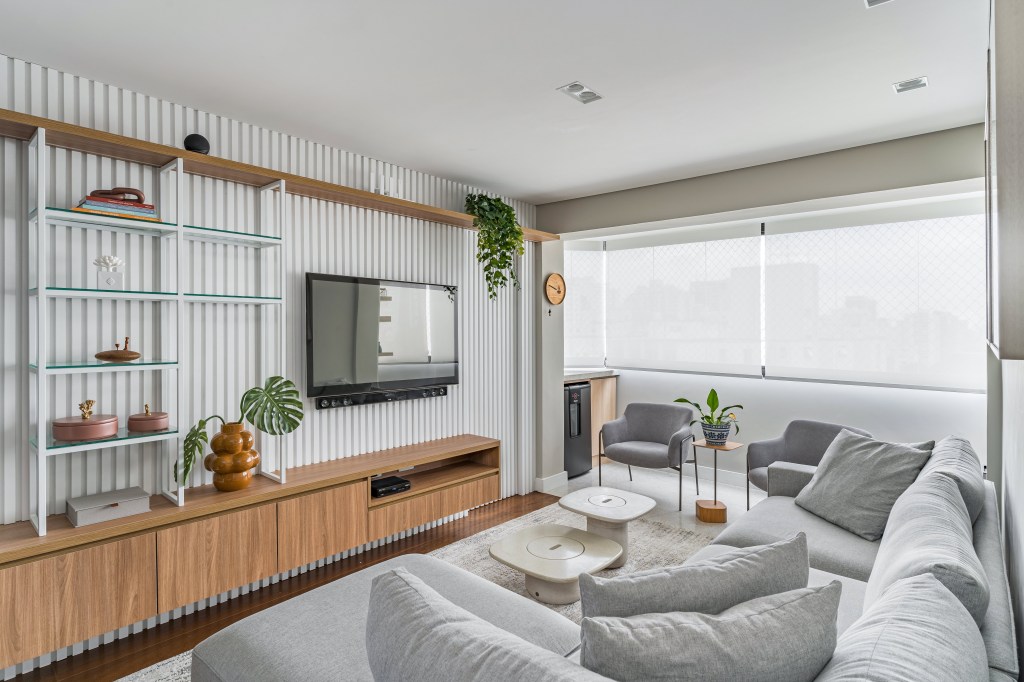 Apê de 100 m² tem piso vinílico, bancada de granito e marcenaria em MDF