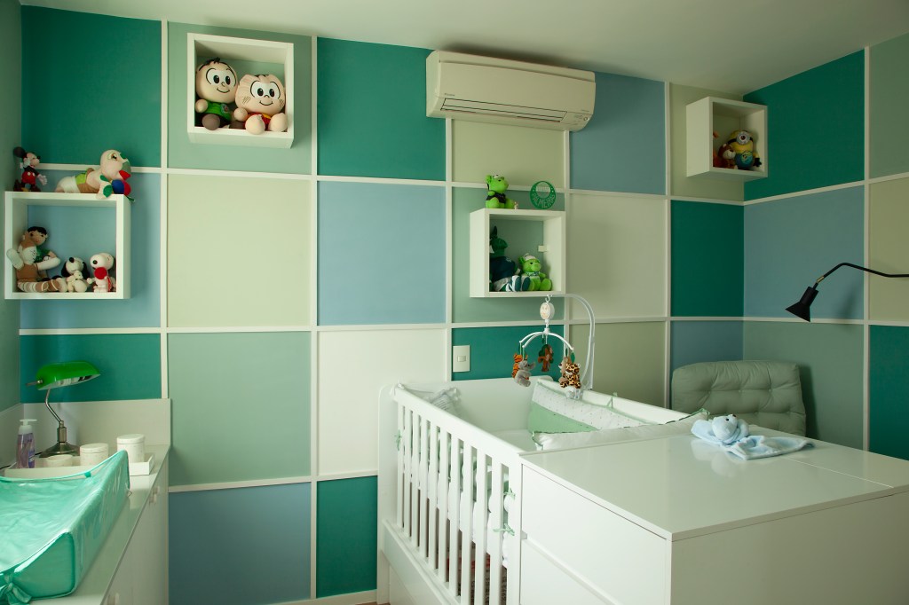 Nichos decorativos: arquiteta mostra como utilizar em cada ambiente. Projeto Cristiane Schiavoni Arquitetura. Na foto, quarto infantil de bebê com nichos azuis e verdes.