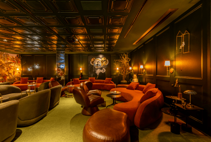 Bar intimista foi inspirado no filme  "O Grande Hotel Budapeste”. Projeto de Rafa Zampini. Na foto, bar com poltronas e sofás de diferentes materiais