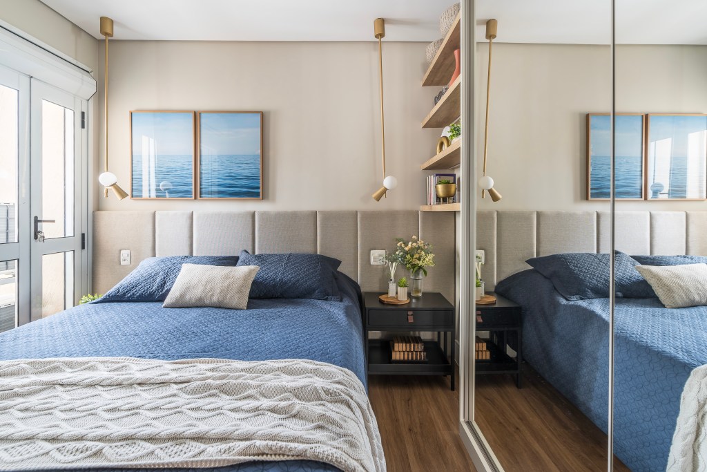 Cartonagem dupla nas paredes garante silêncio no quarto deste apê