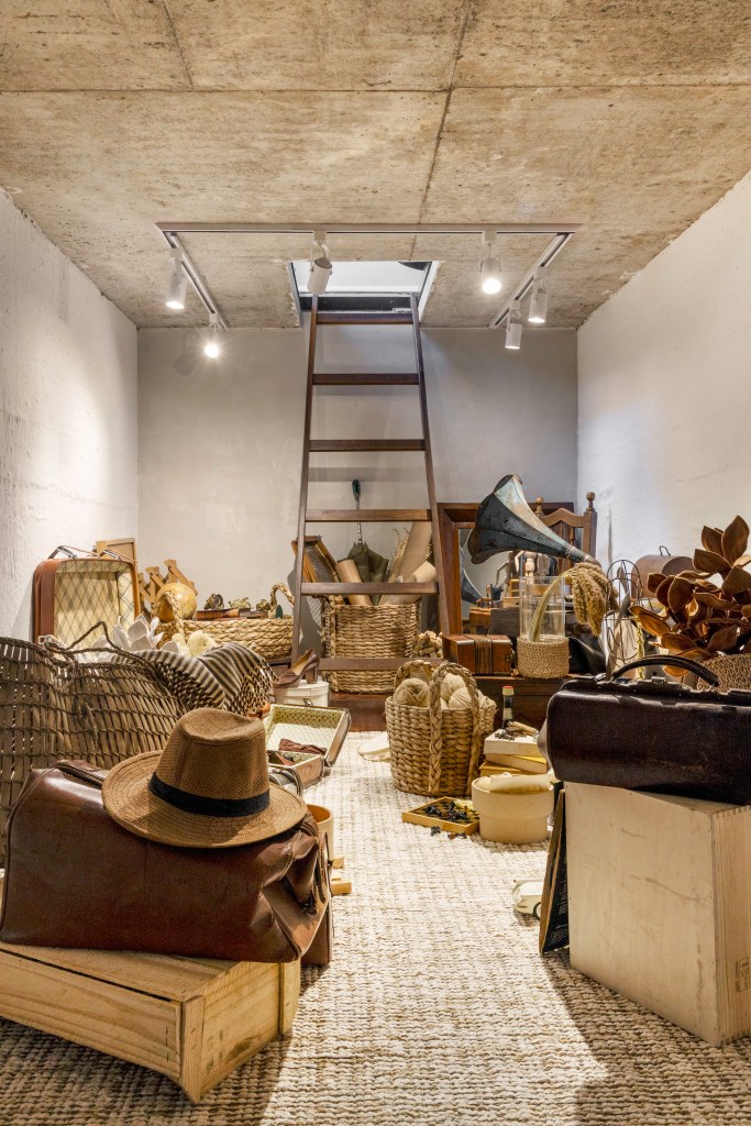 CASACOR Paraná: home office tem abertura no piso e peças vintage. Projeto de Katleen Luizaga. Na foto, um tipo de porão com peças em palha