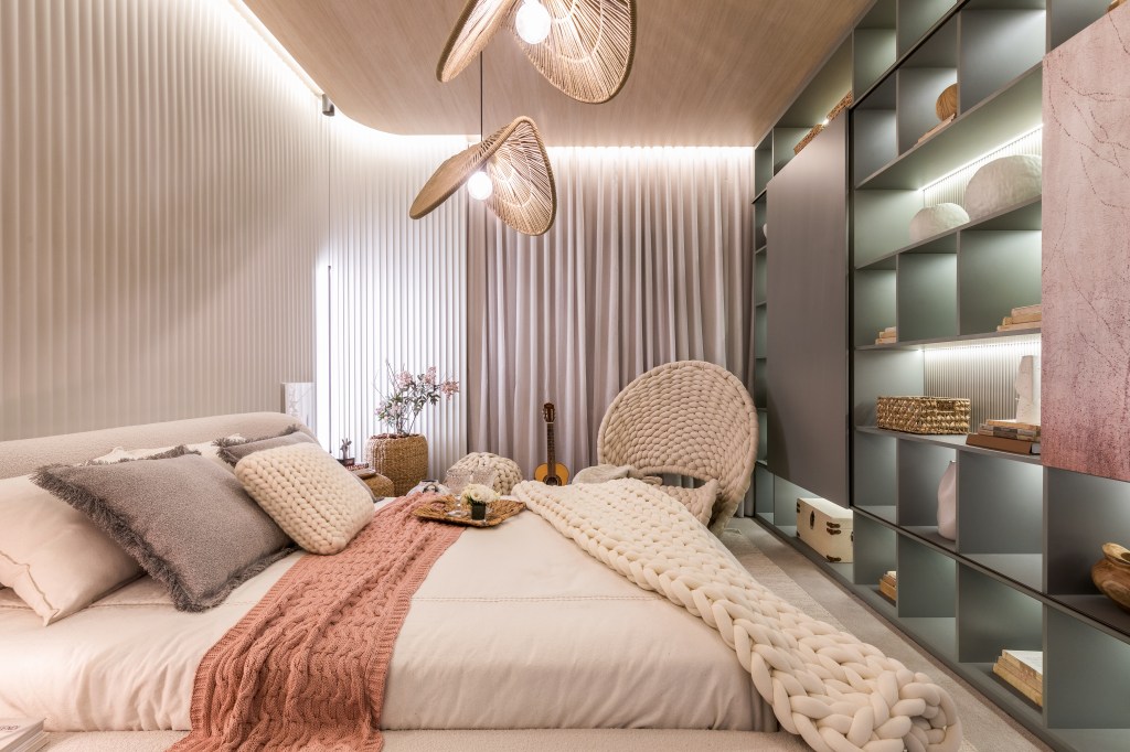 Quarto apresenta texturas aconchegantes, padrões ripados e paleta clara