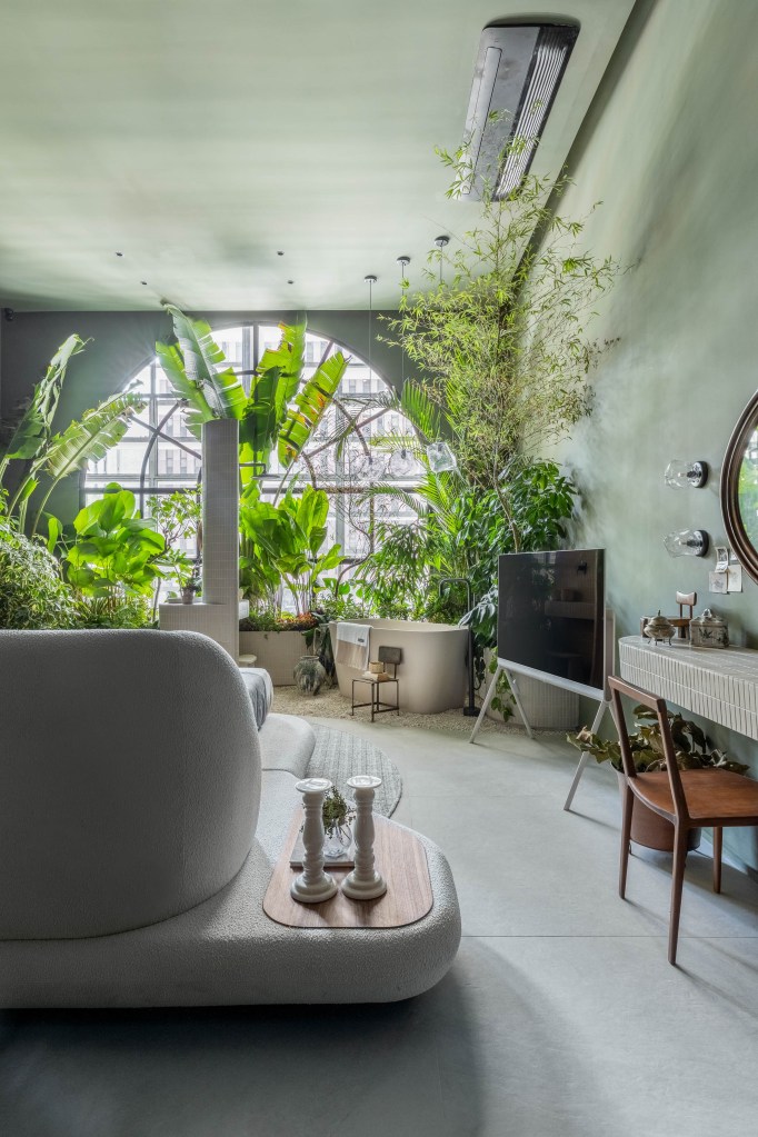 CASACOR São Paulo: ambiente conta a história da arquitetura ao longo dos séculos. Projeto de Renan Altera. Na foto, quarto com mudas de plantas e tons de verde