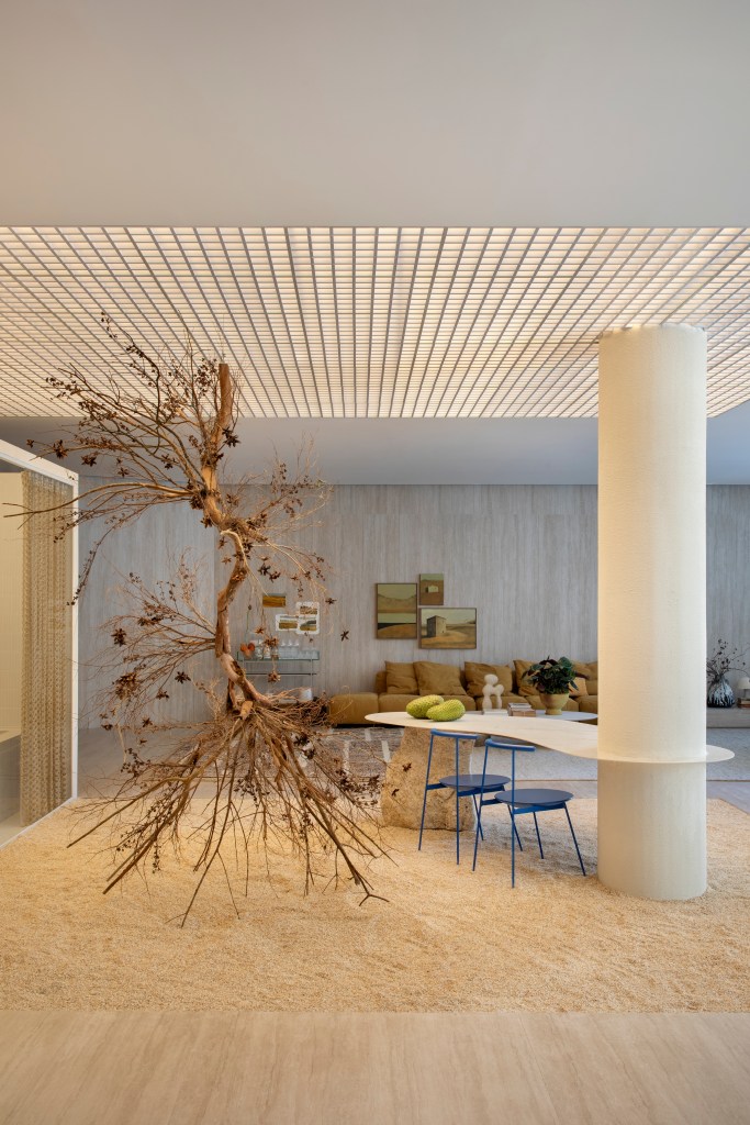 CASACOR SP: ambiente da Portinari é inspirado em galerias de arte. Projeto de Melina Romano. Na foto, obra de arte ao lado de mesa em forma orgânica