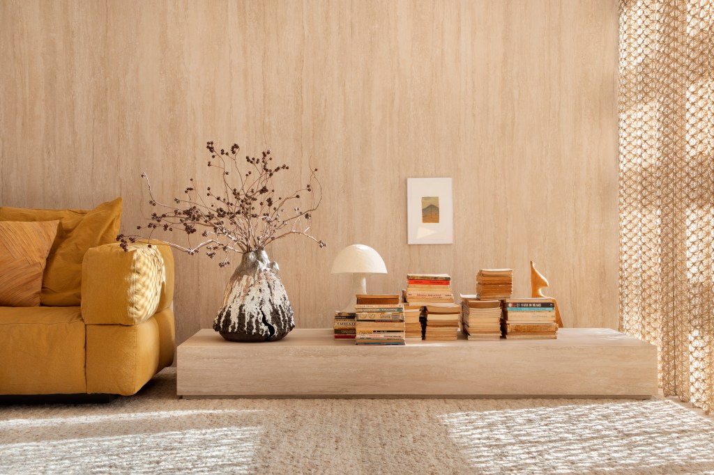 CASACOR SP: ambiente da Portinari é inspirado em galerias de arte. Projeto de Melina Romano. Na foto, móvel de apoio com vaso, abajur e livros