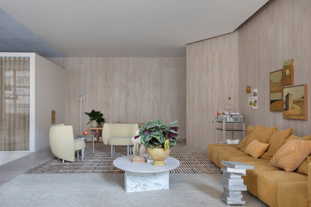 CASACOR SP: ambiente da Portinari é inspirado em galerias de arte. Projeto de Melina Romano. Na foto, sala de estar com peças coloridas