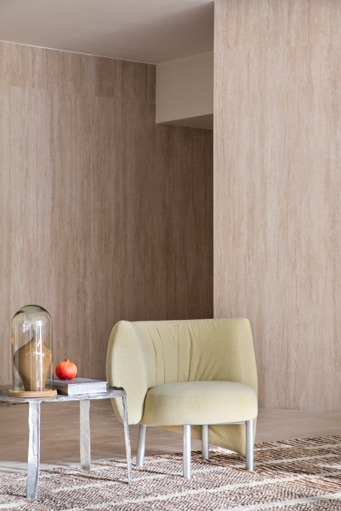CASACOR SP: ambiente da Portinari é inspirado em galerias de arte. Projeto de Melina Romano. Na foto, poltrona ao lado de mesa de apoio