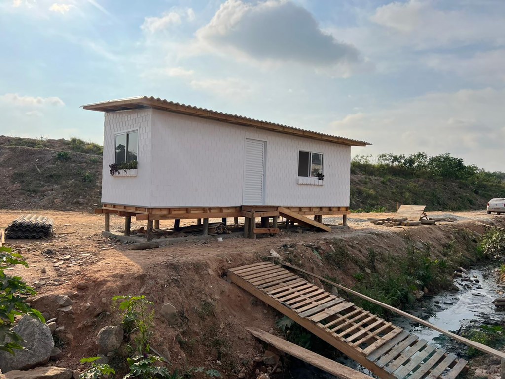 Casas foram construídas com blocos de plástico reciclado