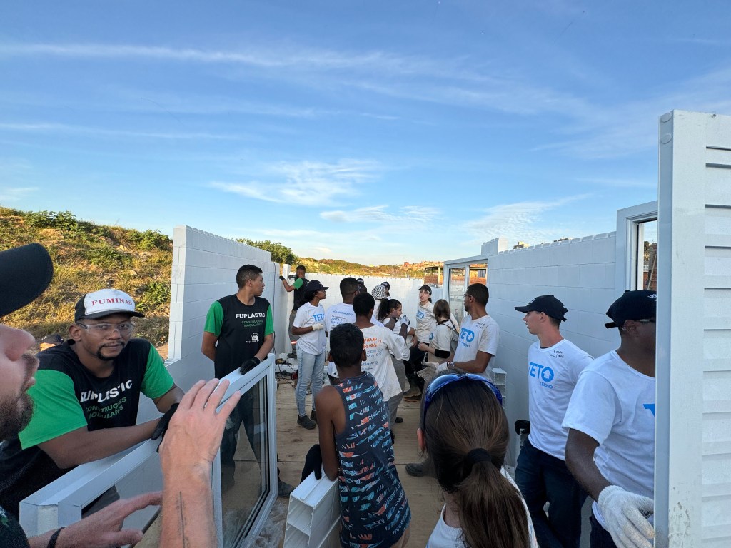 Casas foram construídas com blocos de plástico reciclado. Na foto, projeto de ONG TETO Brasil, Airbnb e Fuplastic.