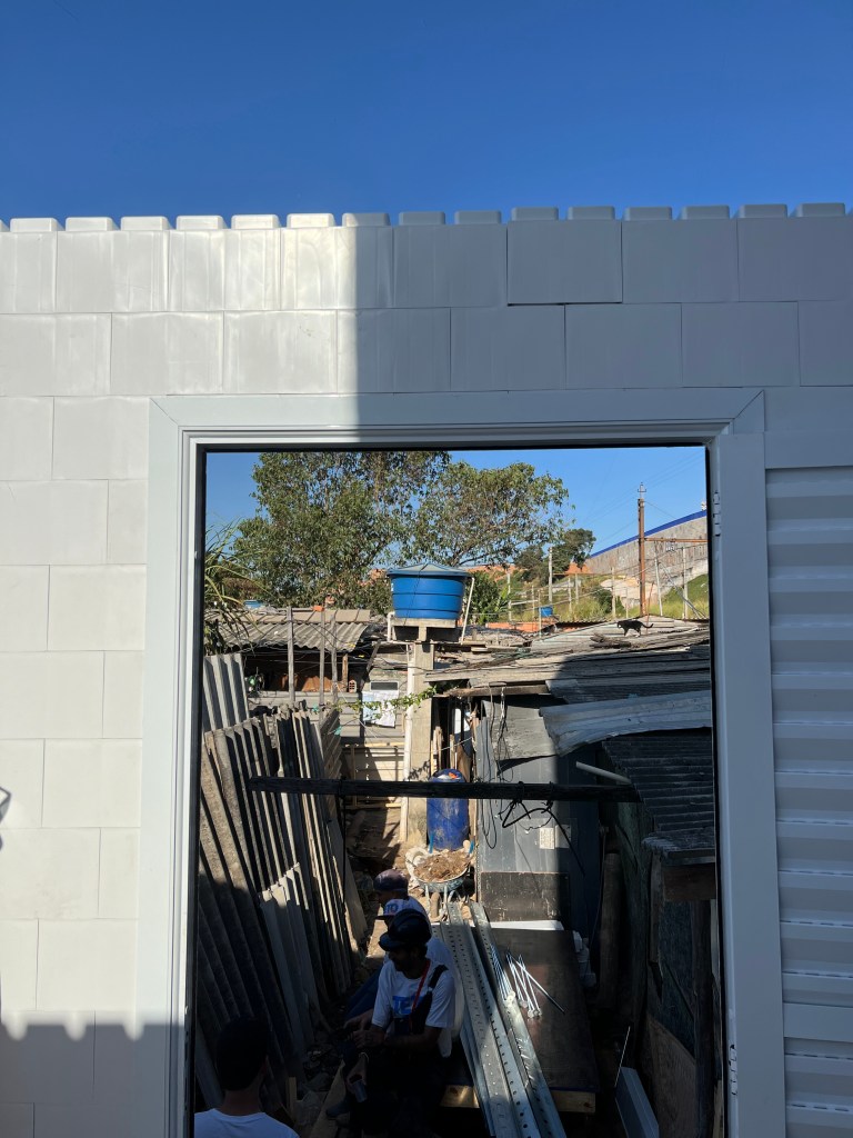 Casas foram construídas com blocos de plástico reciclado. Na foto, projeto de ONG TETO Brasil, Airbnb e Fuplastic.