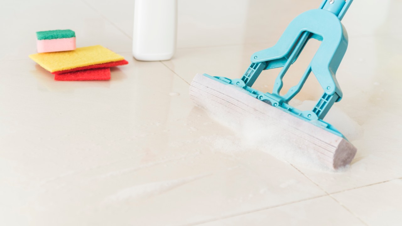 Como limpar e tirar manchas de piso de porcelanato