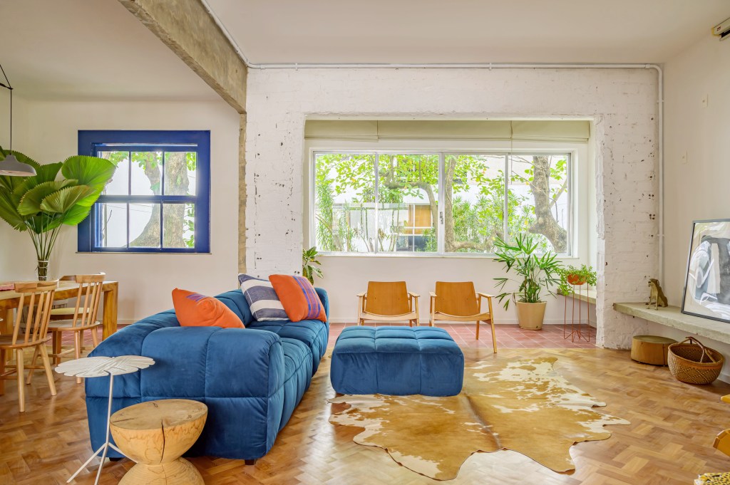 Concreto aparente, tijolos e cimento queimado dão toque rústico à apê de 125 m²